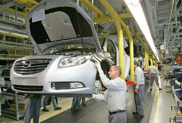 Работник на производство автомобилей OPEL