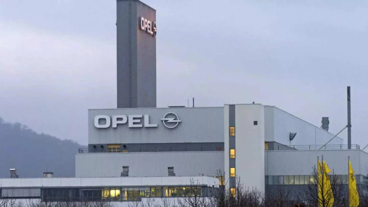 Работник на производство автомобилей OPEL