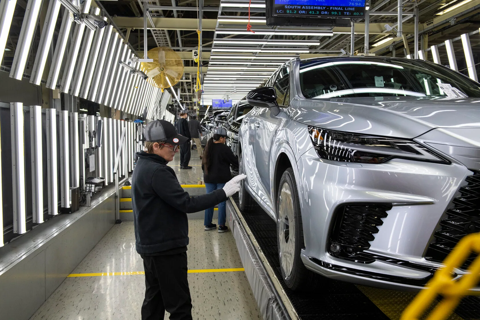 Работник на автомобильное производство LEXUS
