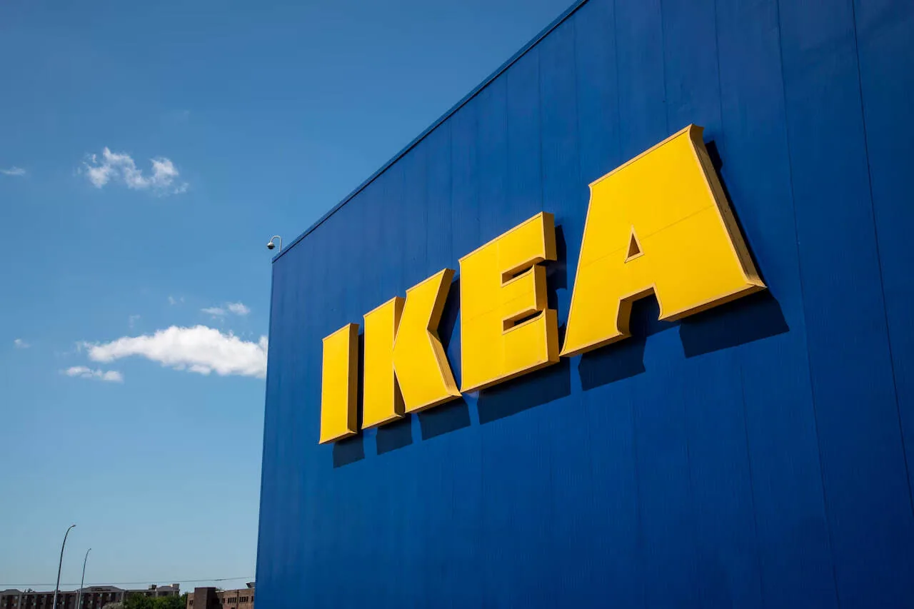 Работник склада мебели IKEA