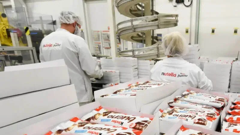 Упаковщик сладостей KINDER BUENO