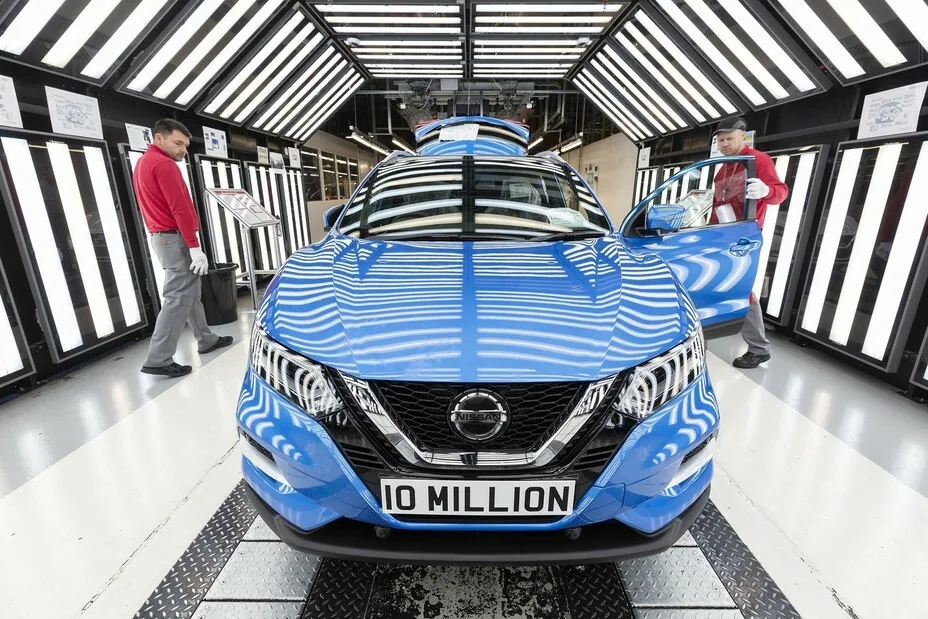 Работник на завод деталей для автомобилей NISSAN