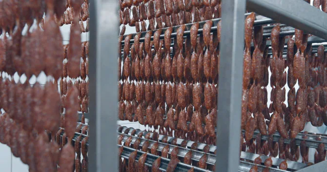 Работник на завод по производству мясных продуктов BIOVELA