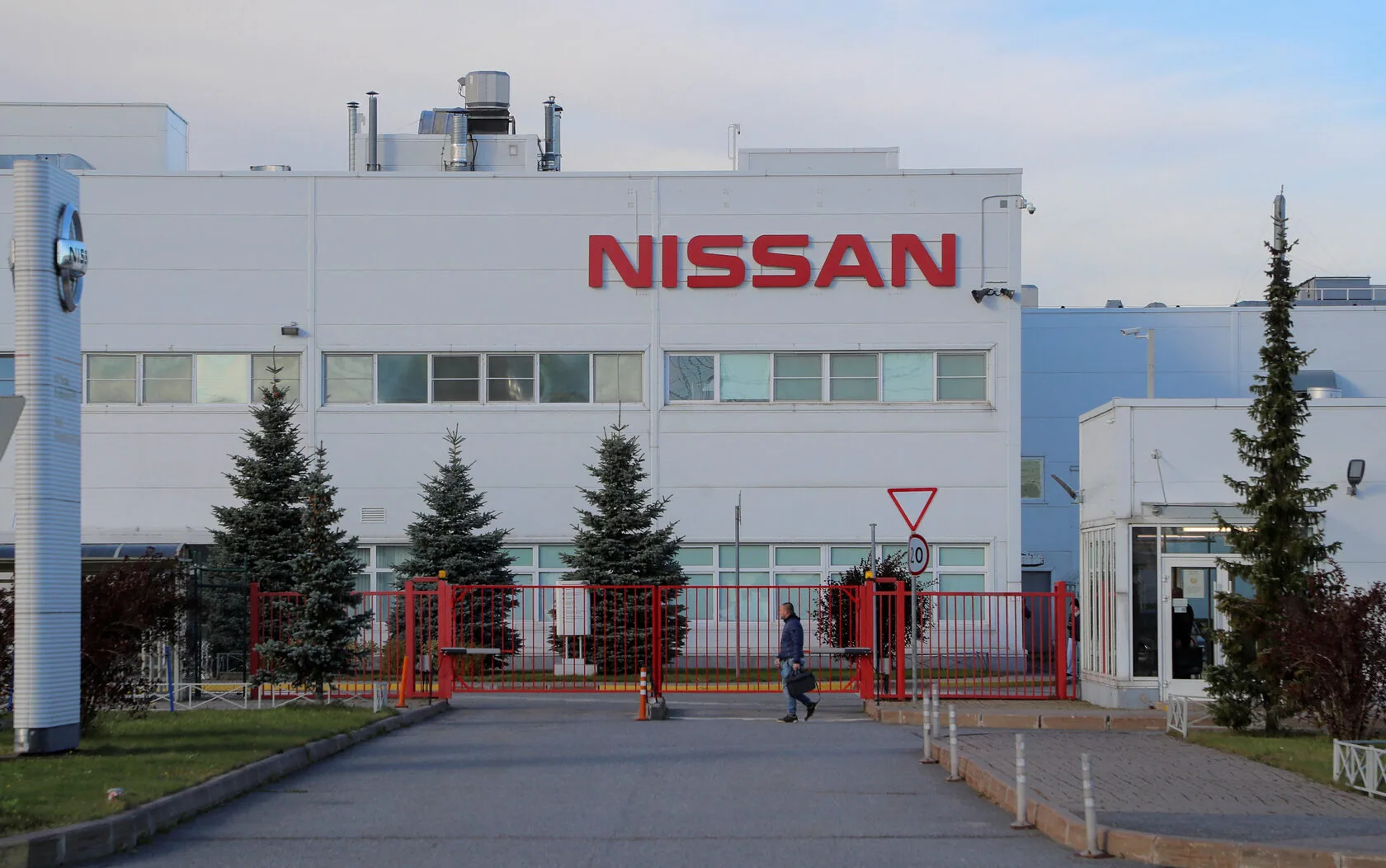 Работник на завод деталей для автомобилей NISSAN