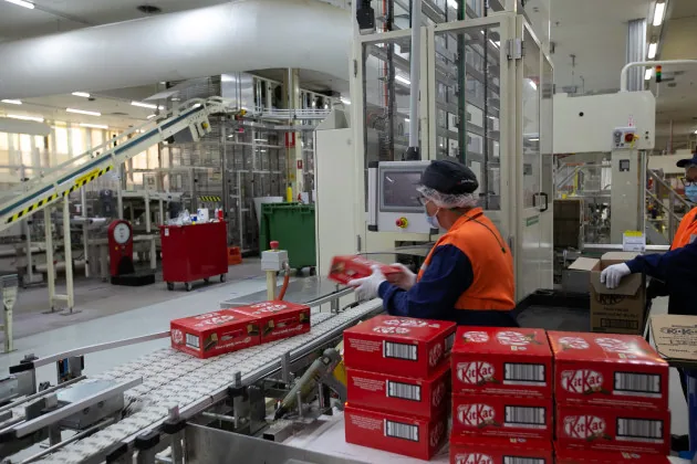 Упаковщик шоколадных батончиков KitKat