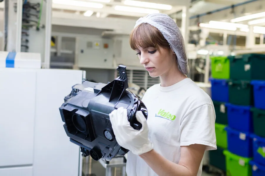 Работник производства автомобильных деталей VALEO