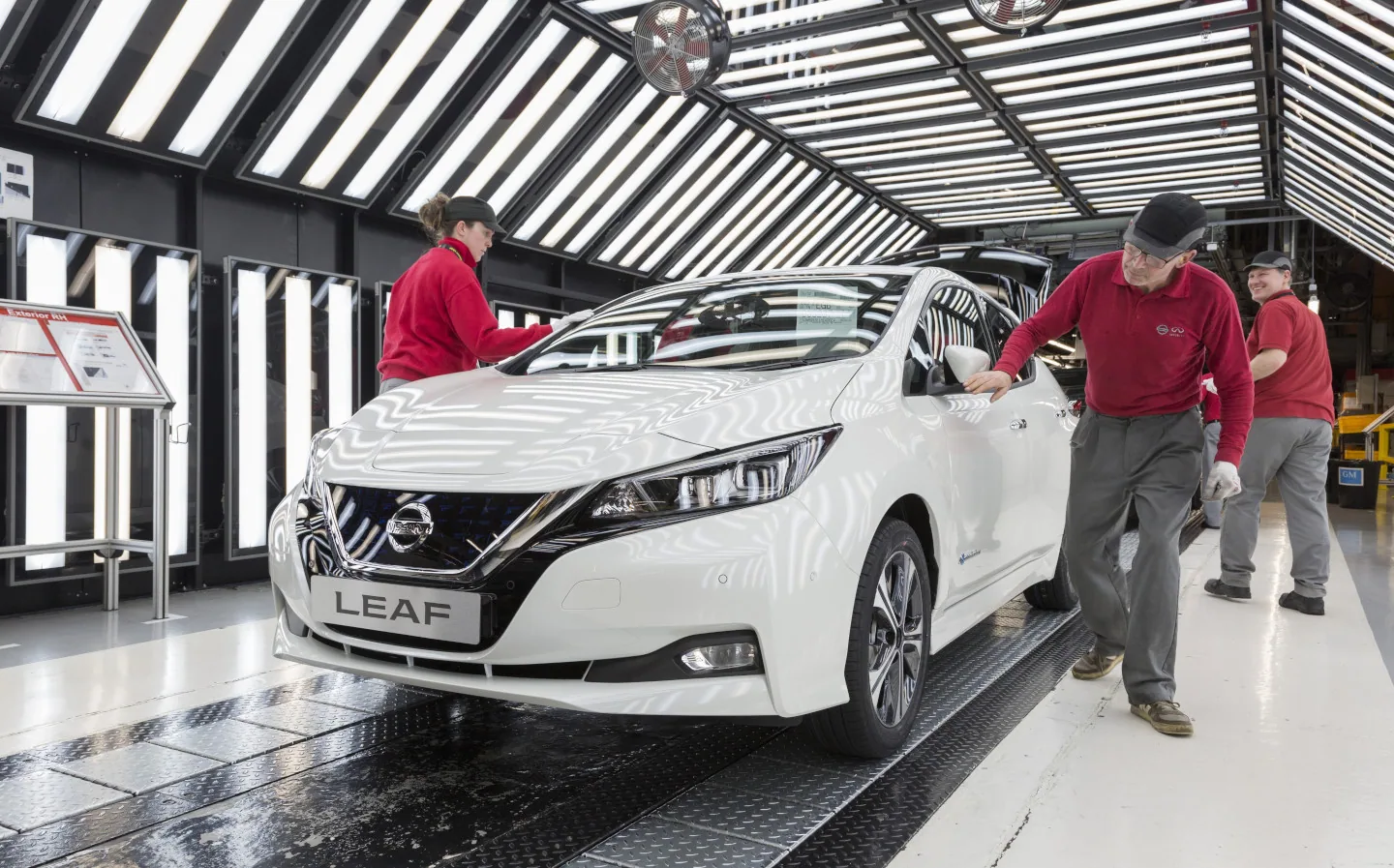 Работник на завод деталей для автомобилей NISSAN
