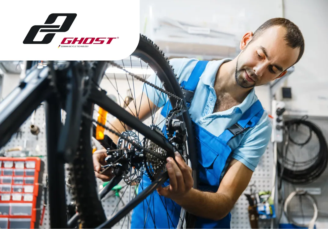 Работник на завод по сборке деталей для велосипедов Ghost