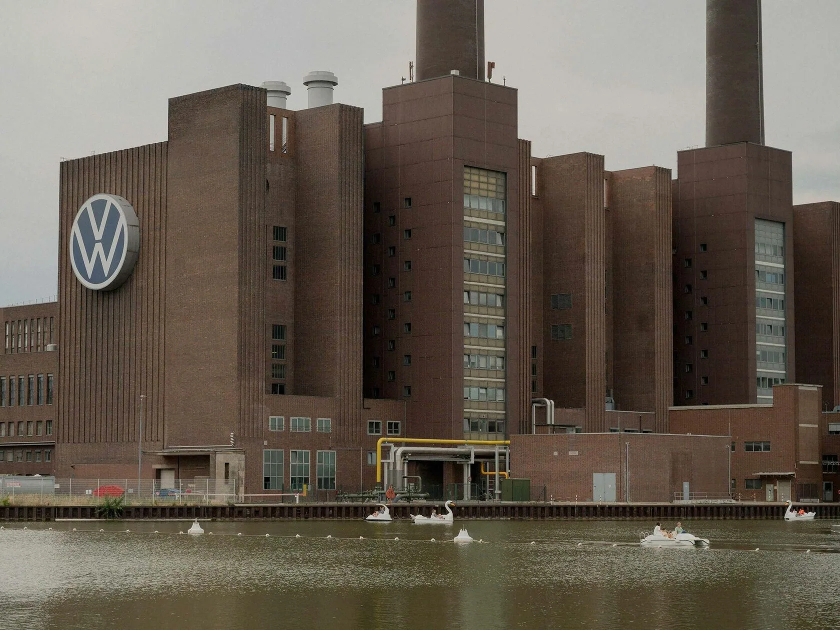 Работник на автозаводе Volkswagen