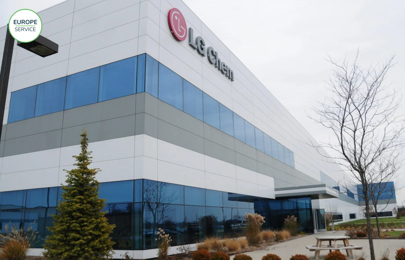 Работник производства электронных компонентов LG Energy