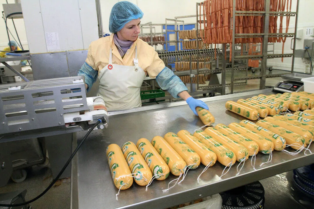 Работник на завод по производству мясных продуктов BIOVELA