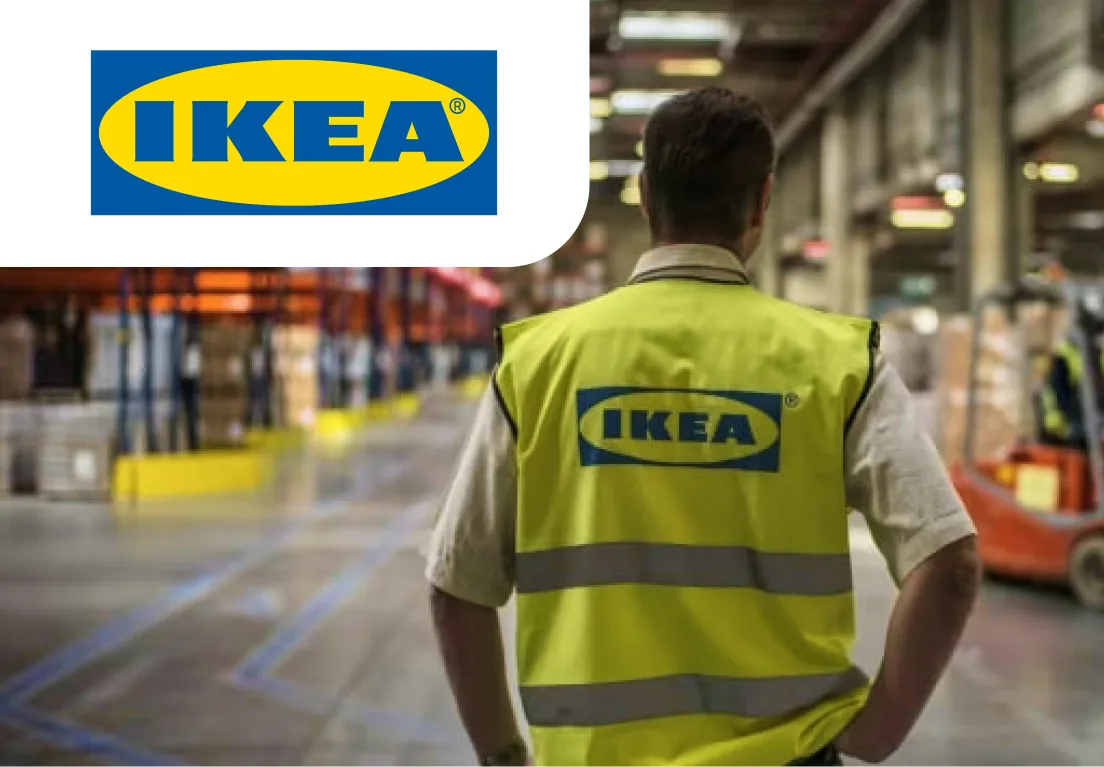 Работник склада мебели IKEA