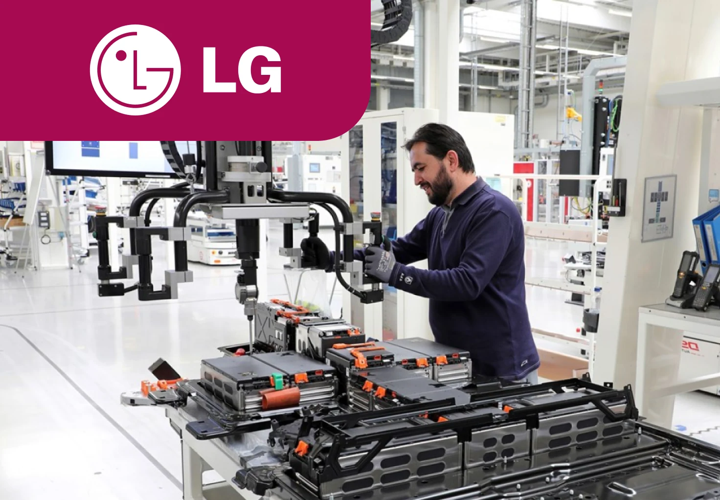 Работник производства электронных компонентов LG Energy