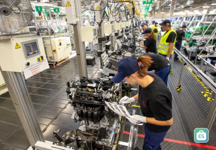 Работник производства автомобильных сидений Toyota Boshoku