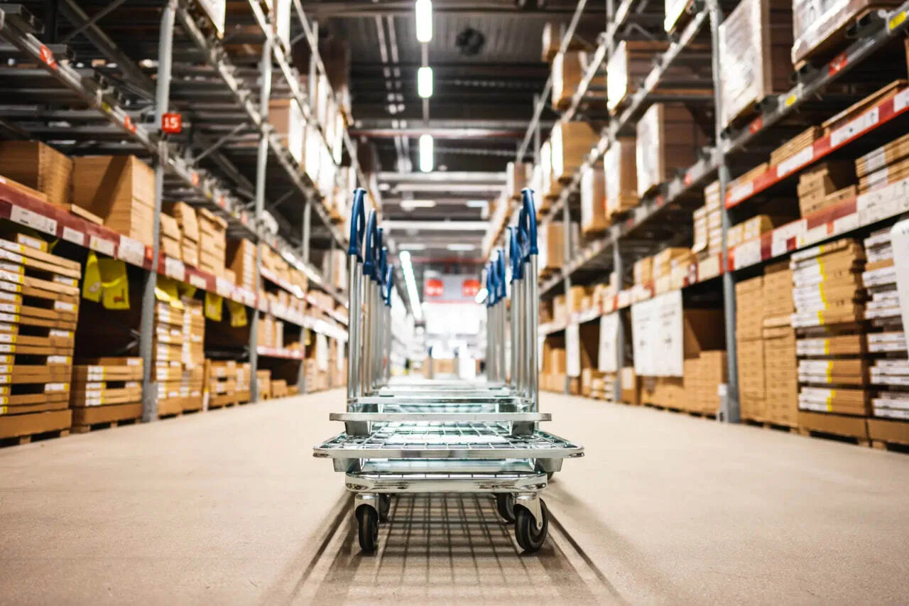 Работник склада мебели IKEA