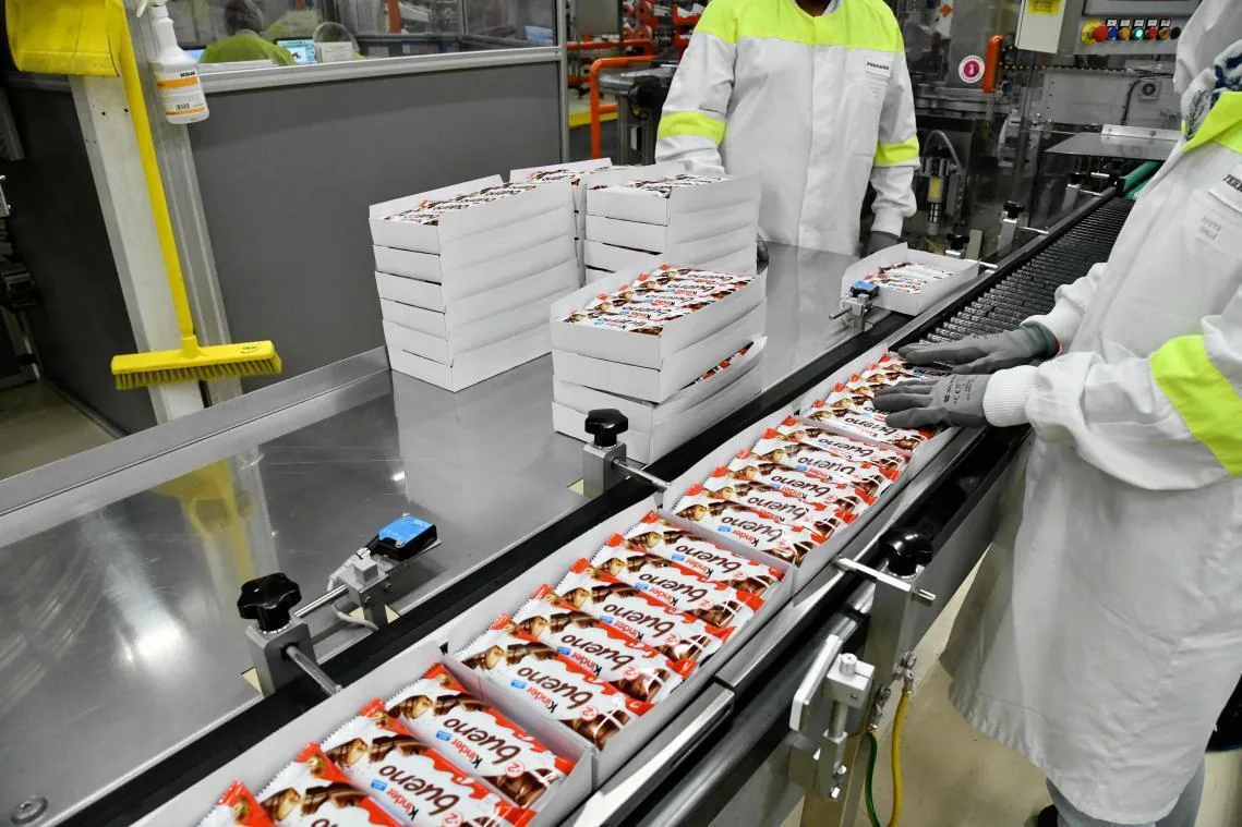 Упаковщик сладостей KINDER BUENO
