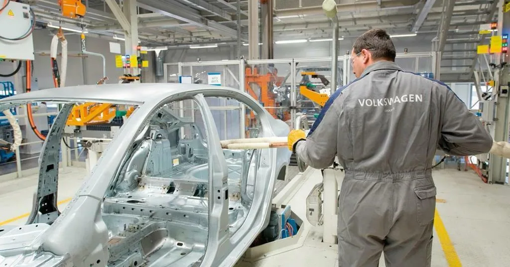 Работник на автозаводе Volkswagen