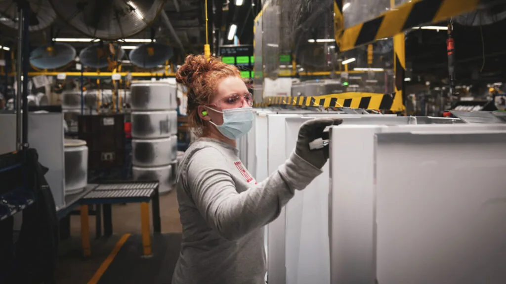 Работник на производство бытовой техники Whirlpool