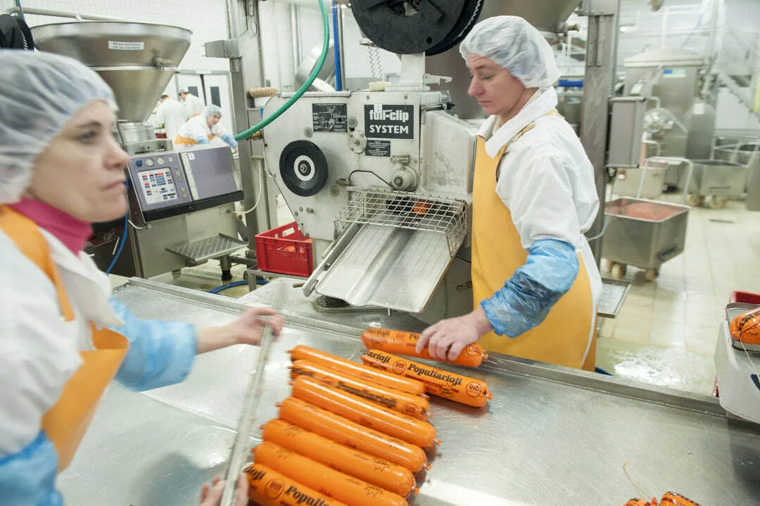 Работник на завод по производству мясных продуктов BIOVELA