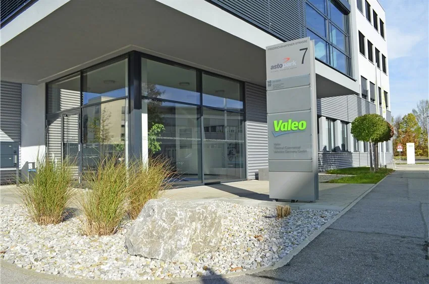 Работник производства автомобильных деталей VALEO