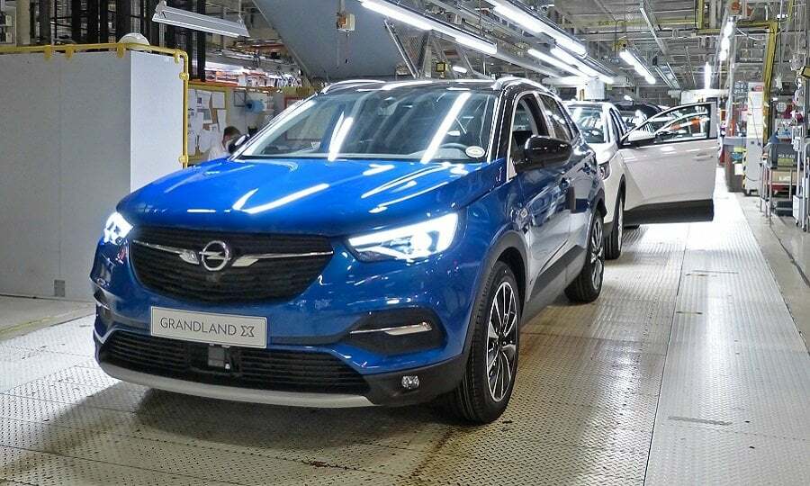 Работник на производство автомобилей OPEL