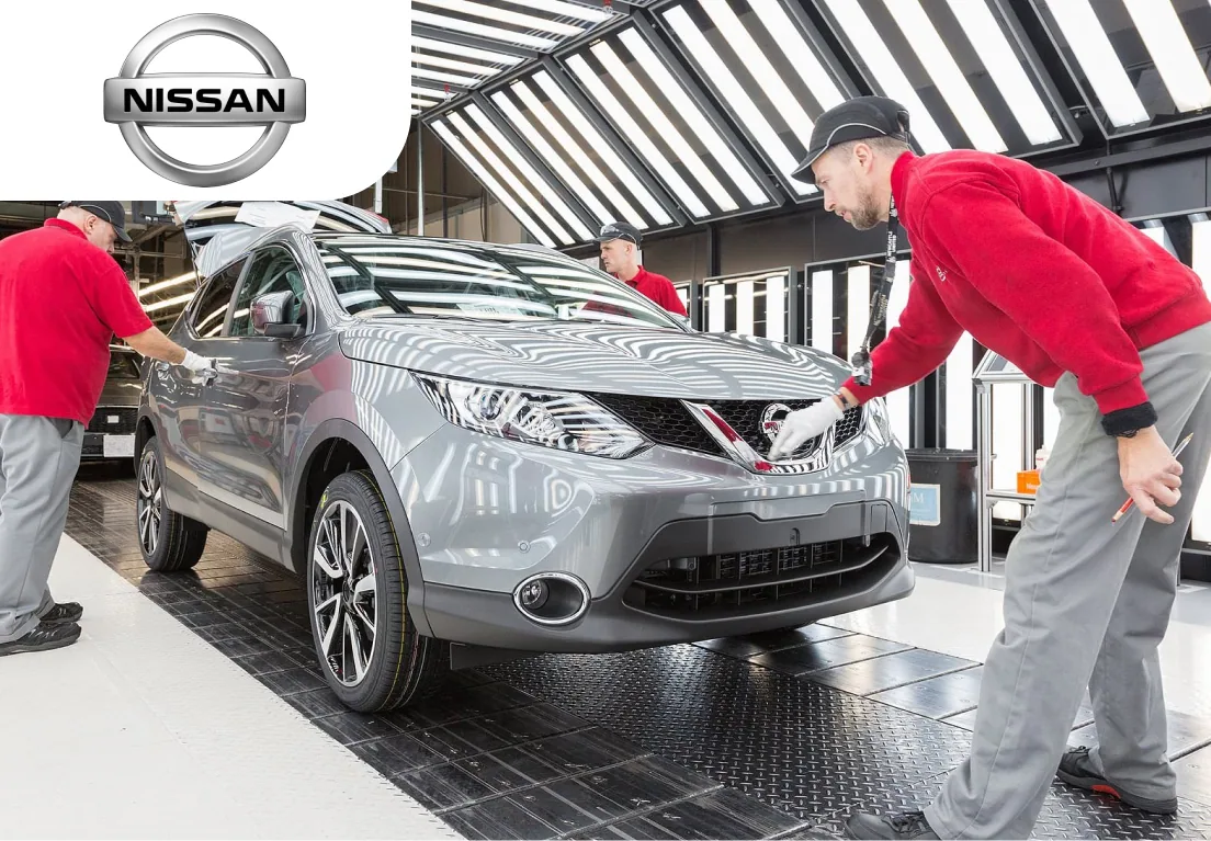 Работник на завод деталей для автомобилей NISSAN