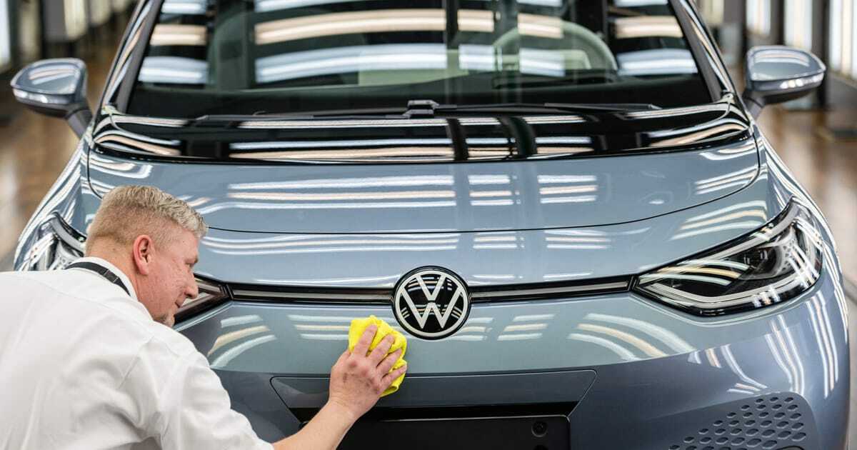 Работник на автозаводе Volkswagen