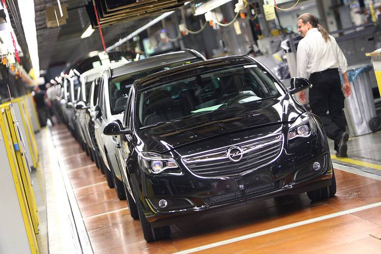 Работник на производство автомобилей OPEL