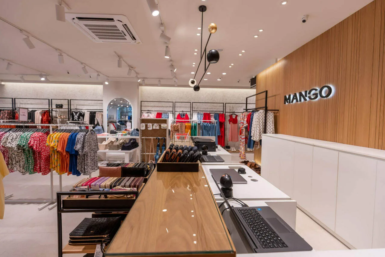 Работник склада брендовой одежды MANGO