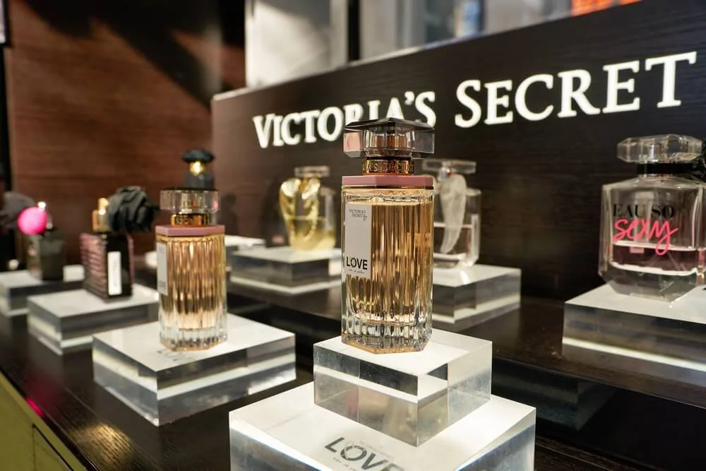Упаковщик косметики и аксессуаров Victoria's Secret