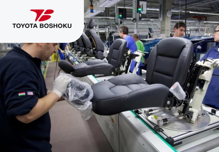 Работник производства автомобильных сидений Toyota Boshoku