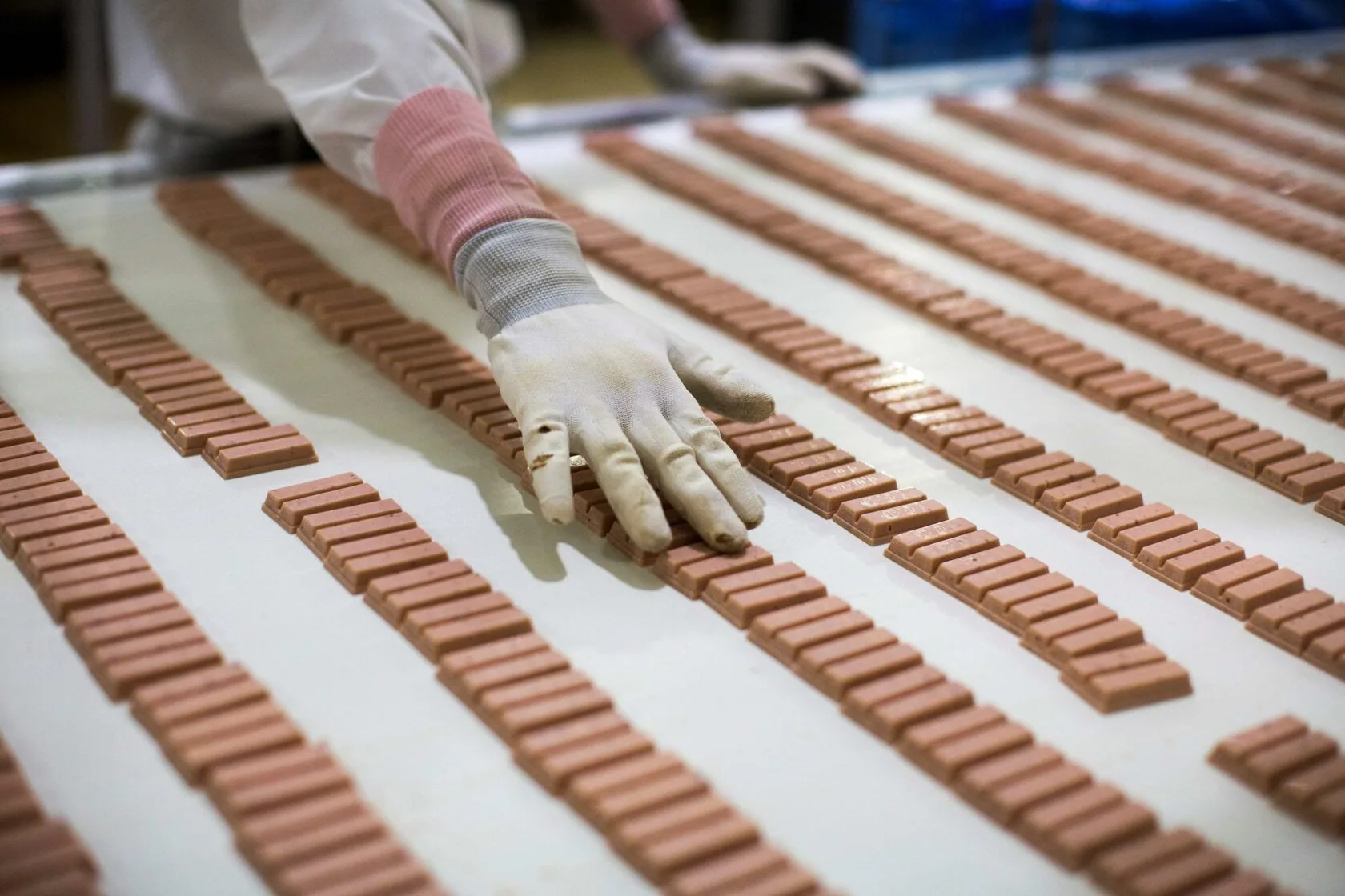 Упаковщик шоколадных батончиков KitKat